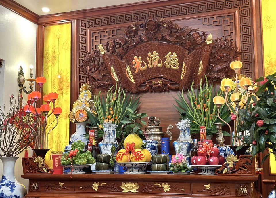 vật phẩm trên bàn thờ 
